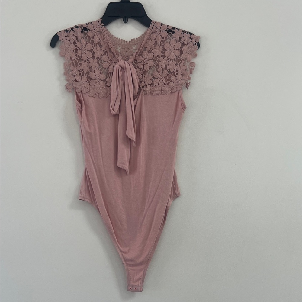 Chic Mauve Lace Bodysuit - Picture 4 of 7